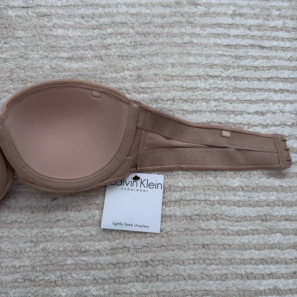 Calvin Klein Women's Nude Lightly Lined Strapless Bra